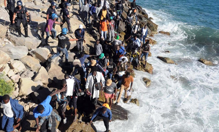 Más de 200 inmigrantes rompen la barrera policial en Italia y cruzan a Francia